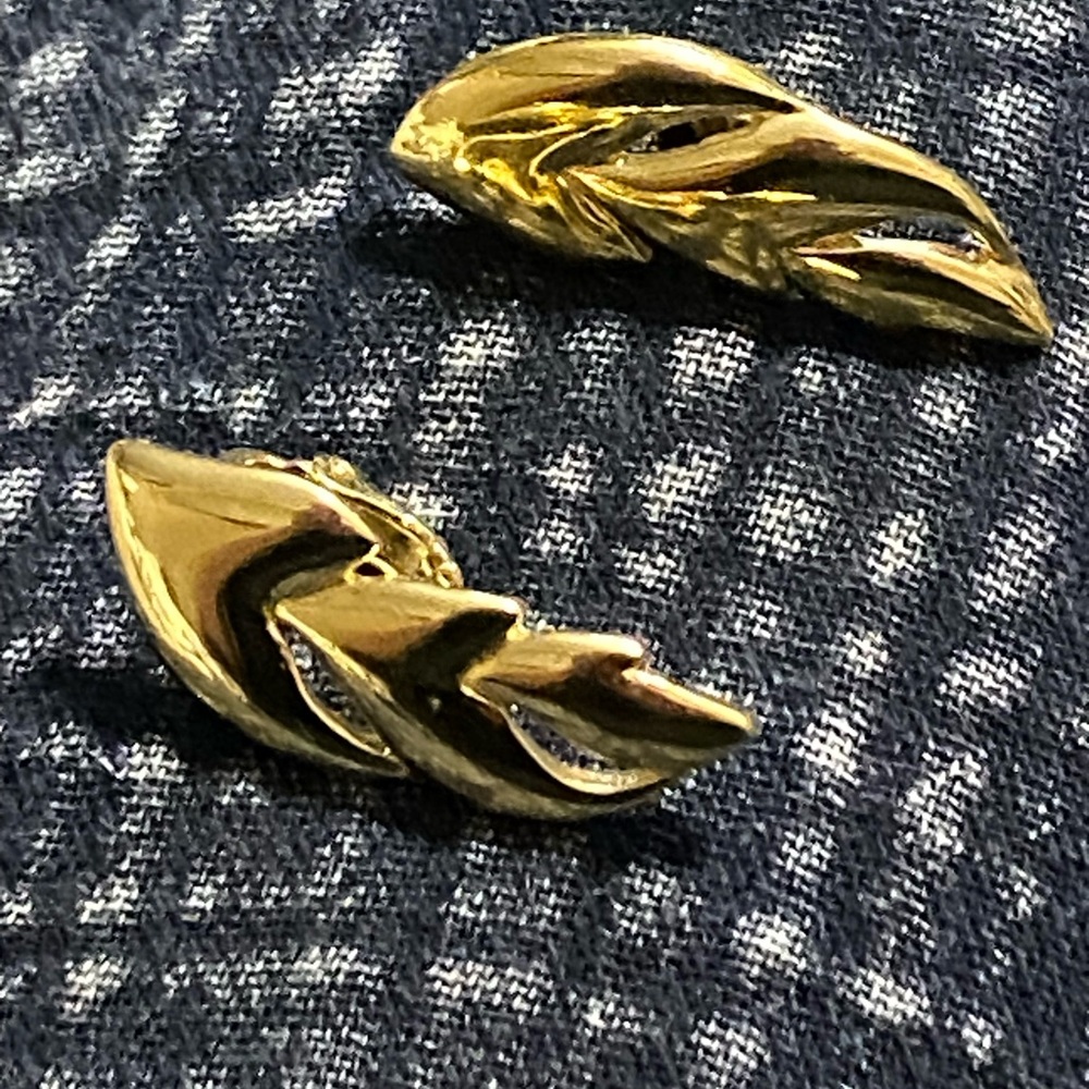 Vintage Trifari Gold-Tone Leaf Design Signed Clip-On Earrings